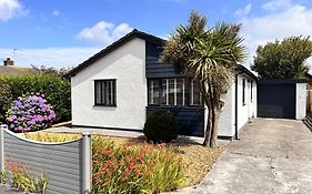 Stylish Modern Home With Parking Enclosed Garden